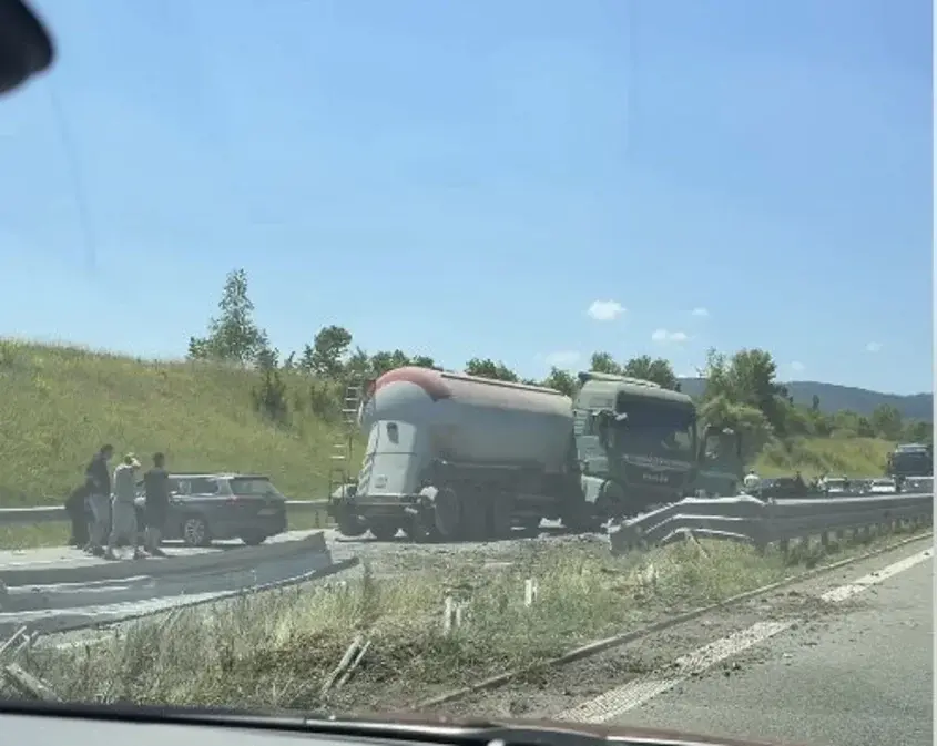 Камион отново скъса мантинела, този път на АМ „Струма“
