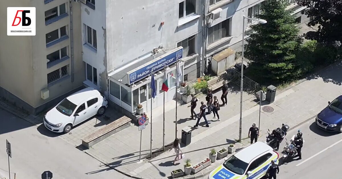 Полицейски служители и представители на ГДБОП претърсват сградата на район