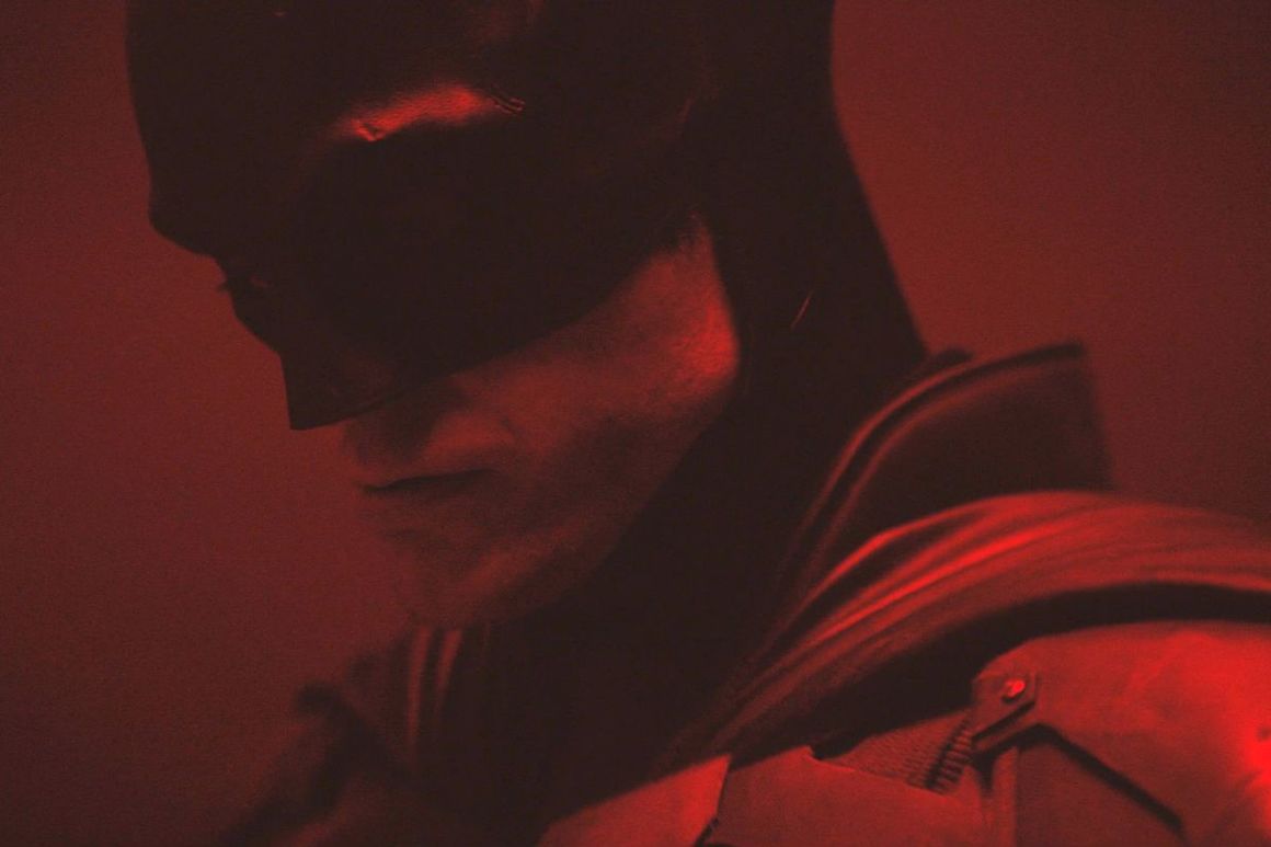 
<br><br>
<b>The Batman - от 1 октомври 2021 г. на  4 март 2022 г.</b> 
<br><br>
Супергеройският трилър с Робърт Патинсън e един от най-големите проекти на Warner Bros., но студиото реши, че е по-добре да го отложи чак за 2022 г. Снимките на продукцията трябваше да бъдат прекъснати, след като актьорът в ролята на Батман се разболя от Covid-19. Тъкмо когато процесът отново беше подновен, снимачната площадка отново трябваше да се затвори заради положителна проба на коронавирус при друг член на продукционния екип. 
