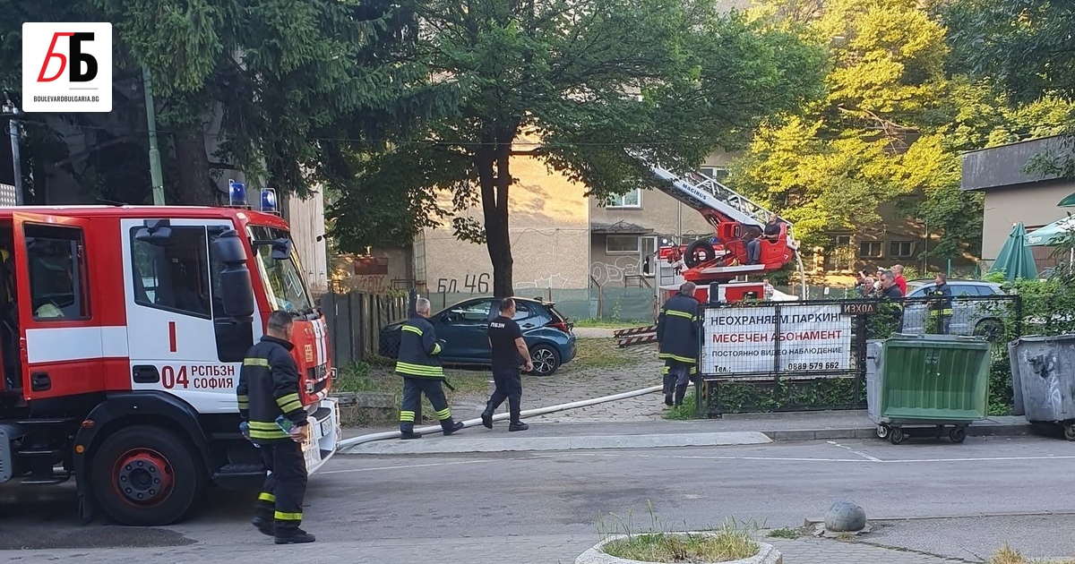 Двама души са пострадали при пожар в необитаема къща на