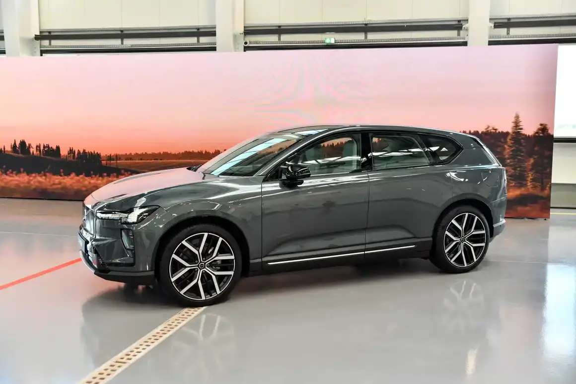 Volvo EX60 дебютира в София в самолетен хангар и това не е случайно