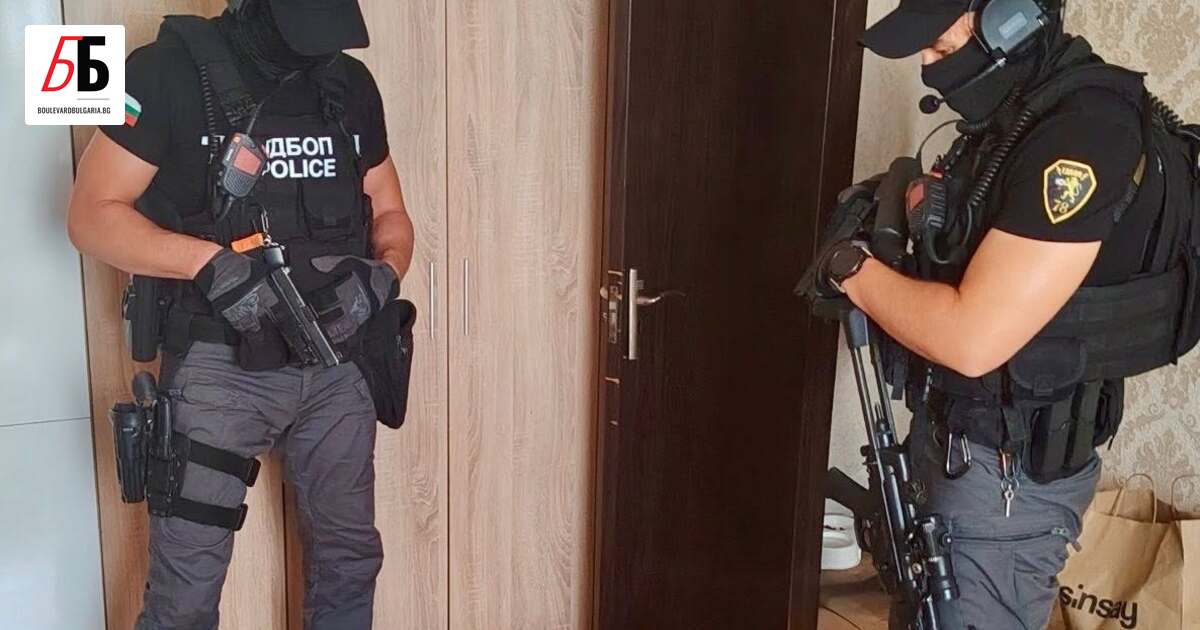 Съпругата на един от мъжете, свързвани с групата Калашниците“, е