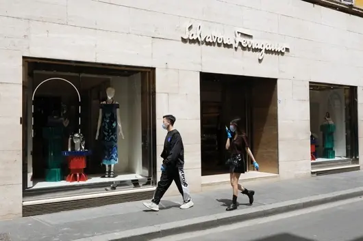 Италия връща задължителните маски по улиците