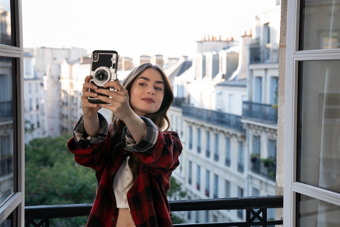 Искате нещо весело? Гледайте "Emily in Paris" по Netflix!