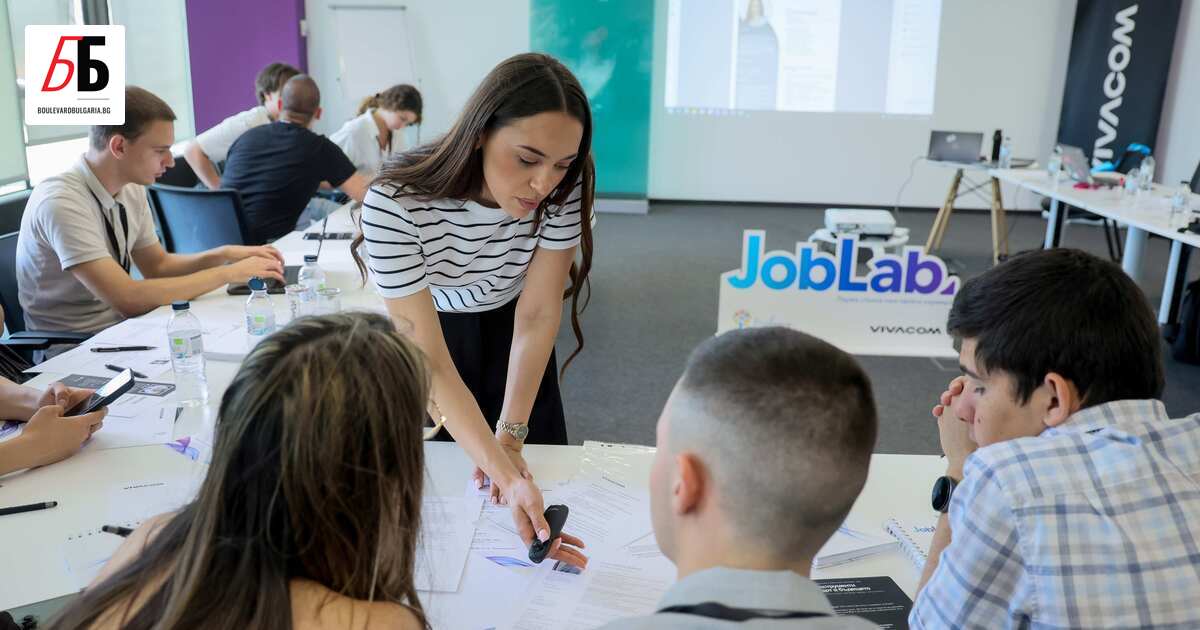 120 ученици в 11-ти и 12-ти клас от няколко професионални