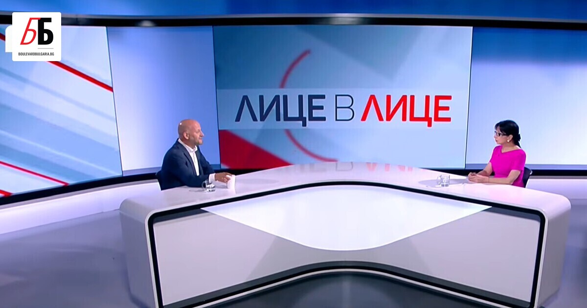 С бяла чаша без надпис, оставена като символичен жест в