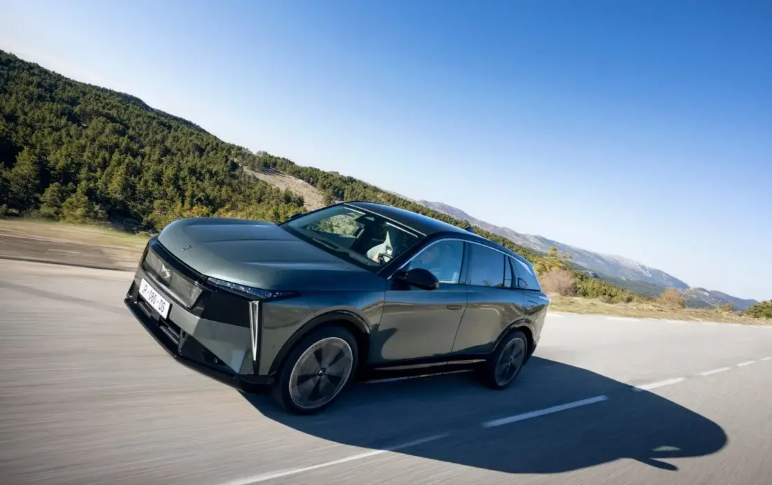 DS Automobiles представи новия DS N°7 с пробег до 740 км