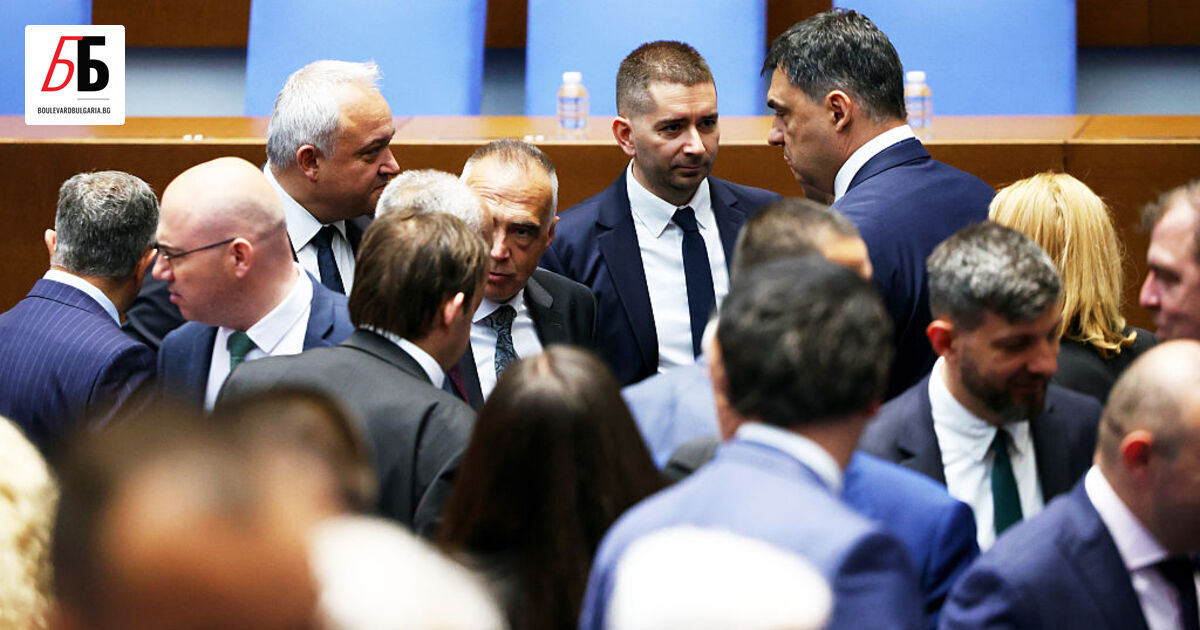 Депутатът от Прогресивна България Слави Василев даде знак, че парламентарната