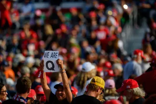 QAnon - най-голямата конспиративна теория в САЩ, която Facebook ще пробва да спре 