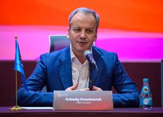 Президентът на ФИДЕ Аркадий Дворкович се оттегли, след като ЕС го включи в санкционния си списък