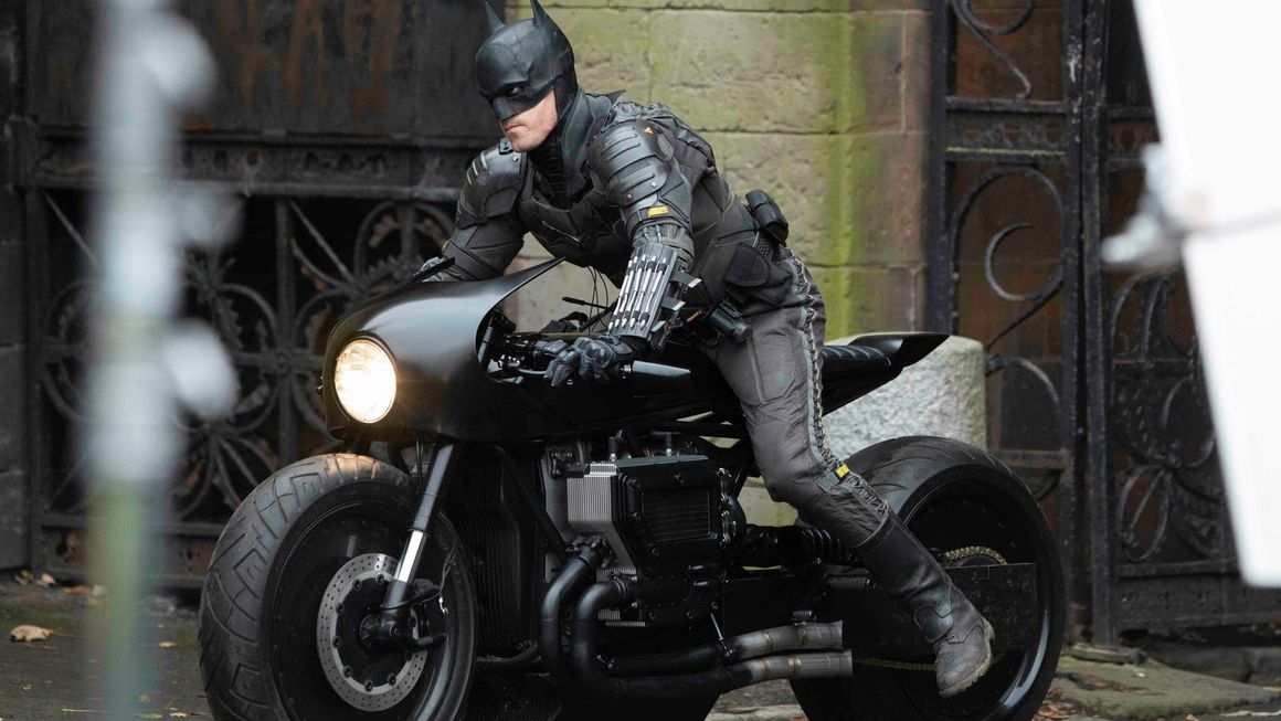 Снимките за "The Batman" започнаха преди месеци в Глазгоу, но трябваше да бъдат спрени заради Covid-19 - актьорът Робърт Патинсън, който влиза в главната роля, се оказа с положителен тест за коронавирусна инфекция.
Епидемията върви по стъпките на продукцията: снимките в Ливърпул започнаха точно когато градът беше поставен под най-строгия режим на предпазни мерки във Великобритания заради увеличаването на новите случаи. <br><br>
Масовите сцени по улиците на Ливърпул, преобразен на Готам Сити, повдигнаха въпроси защо е допуснато филмът да се снима, след като правителството изисква от местните жители да ограничават социалните си контакти. Баровете и пъбовете, които не сервират храна, бяха принудени да затворят.
