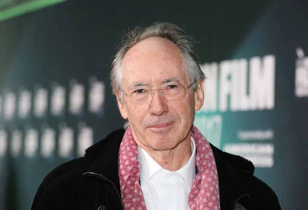 Brexit по Кафка: "Хлебарката" на Иън Макюън излиза на български език