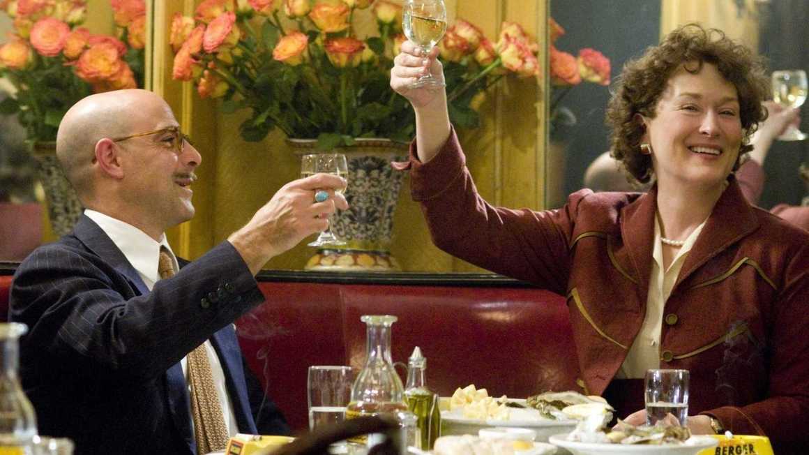 <br><br>
<strong>"Джули и Джулия" / "Julie & Julia"</strong>
<br><br>
Не е задължително да сте родени в Париж, за да се влюбите в този филм с Мерил Стрийп, Ейми Адамс и Стенли Тучи. Историята по действителен случай, режисирана от покойната Нора Ефрон, разказва за живота на една от първите водещи на кулинарни предавания Джулия Чайлд - американката, която завършва Cordon Bleu и постепенно въвежда френската кухня в обществения живот на САЩ.