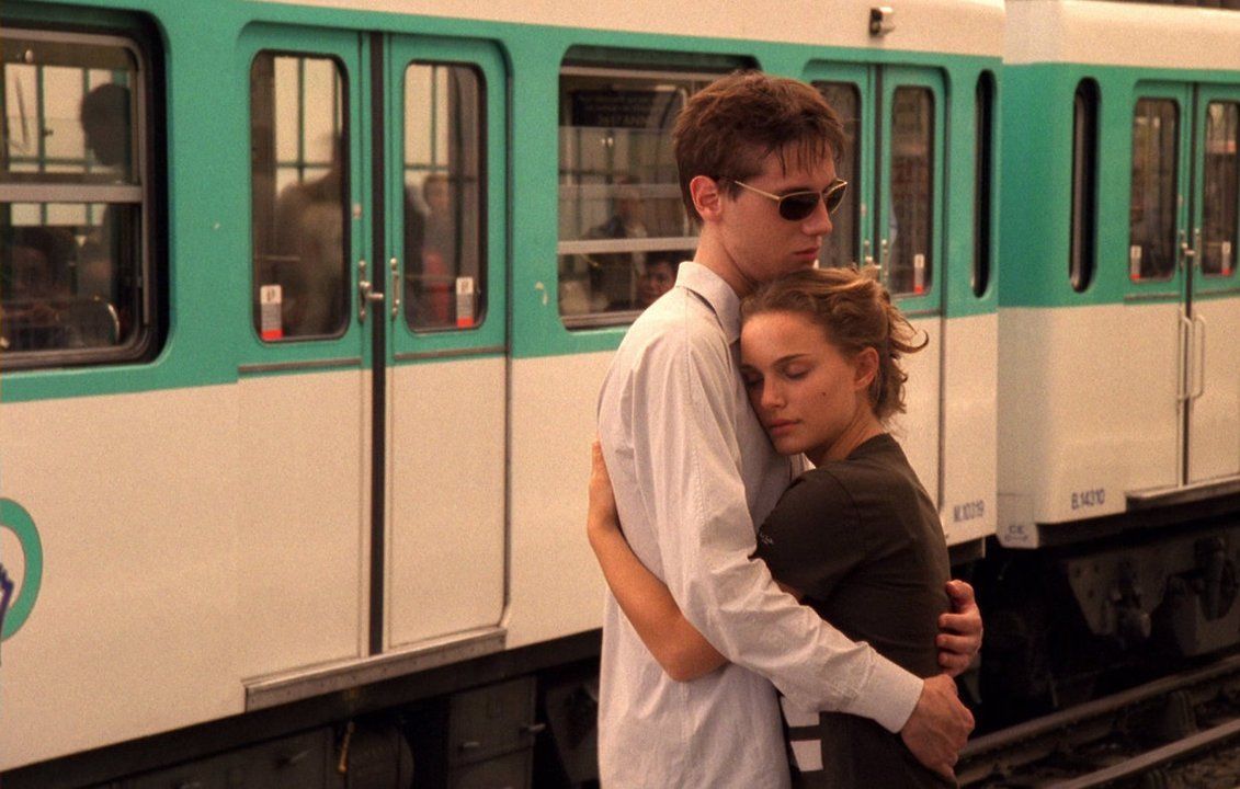 <br><br>
<strong>"Париж, обичам те" / Paris, je t'aime</strong>
<br><br>
Антологията от 2006 г. е емблематичен филм за Париж - всеки от сегментите й разказва по една история, развиваща се край Монмартр, Айфеловата кула, Бастилията, Пигал, Латинския квартал, гробището "Пер Лашез", парк Монсо и т.н. Актьорският състав е толкова силен, че си заслужава всяка минута - Гаспар Улие, Натали Портман, Жюлиет Бинош, Уилям Дефо, Стив Бушеми, Фани Ардан, Боб Хоскинс, Илайджа Ууд, Олга Куриленко и т.н., и т.н.