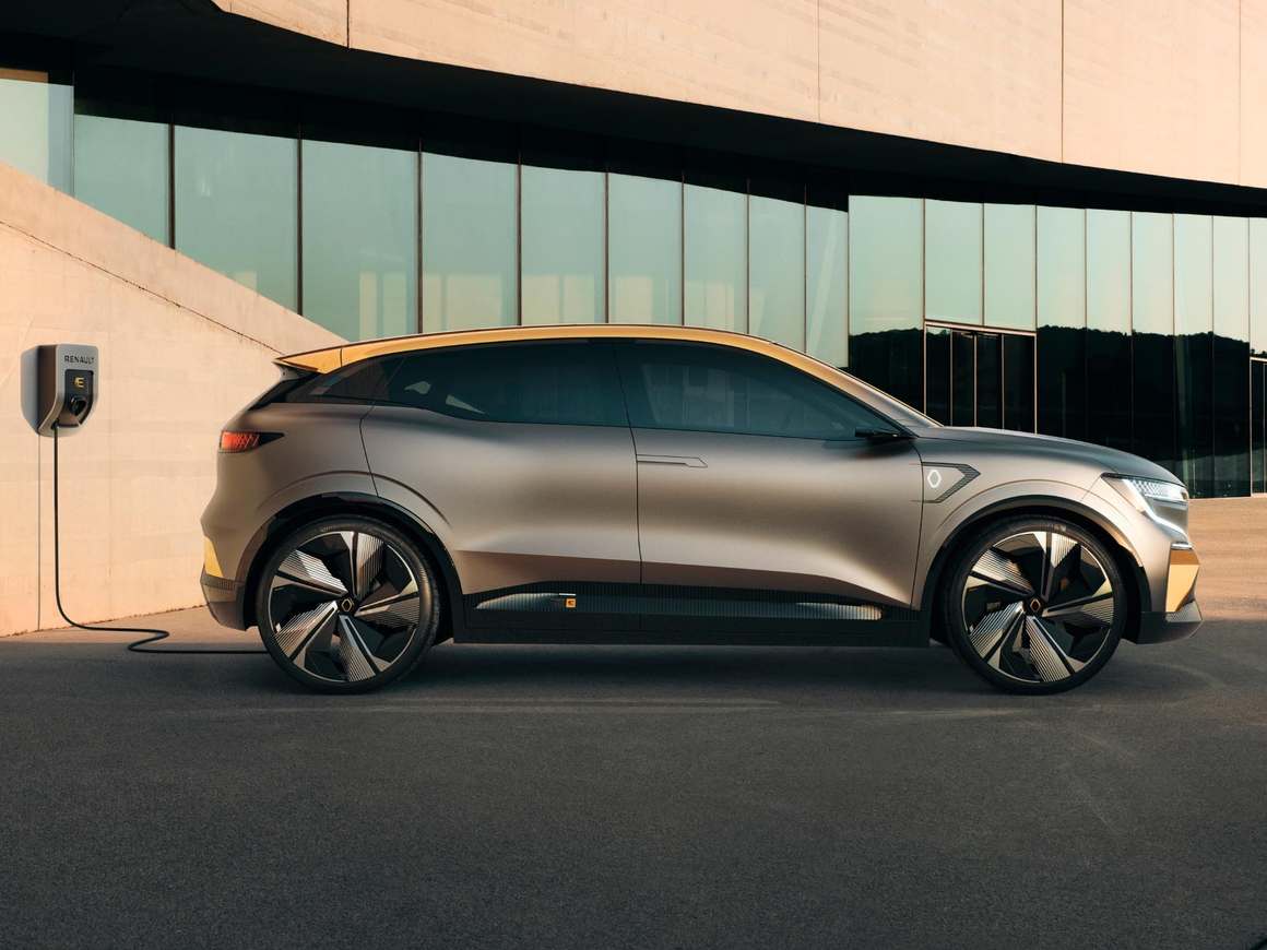 Megane eVISION прилича на SUV но всъсщност е с 15-30 см по-къс от сегашния Меган.
Това помага красоувърът да стане по-маневрен и да влиза по-лесно в тесни пространства.