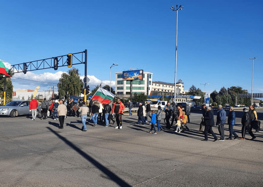 Протестиращи блокираха "Цариградско шосе" заради пенсионерски клуб и велоалея