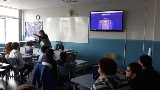 Ученици се грижат за учители: Отказват да се върнат в клас, след като преподавател почина с Covid