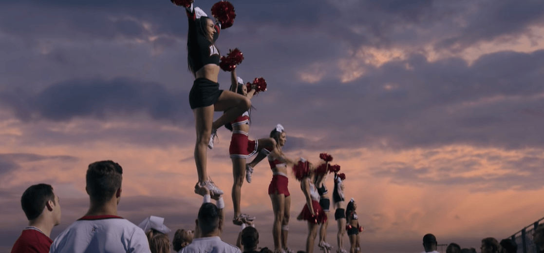 „Cheer“ <br><br>
Сериалът на Netflix разказва за мажоретките от Navarro College в тексаския град Корсикана. <br><br>
За мнозина, да си мажоретка, изглежда трудно, а и не го определят като спорт. Той обаче е такъв – именно това ни показва документалната поредица. Тя надниква в животите на отделните персонажи, разкрива демоните, с които се борят, и дава отговор на въпроса какво ги кара да се събуждат всяка сутрин и да искат да правят точно това.