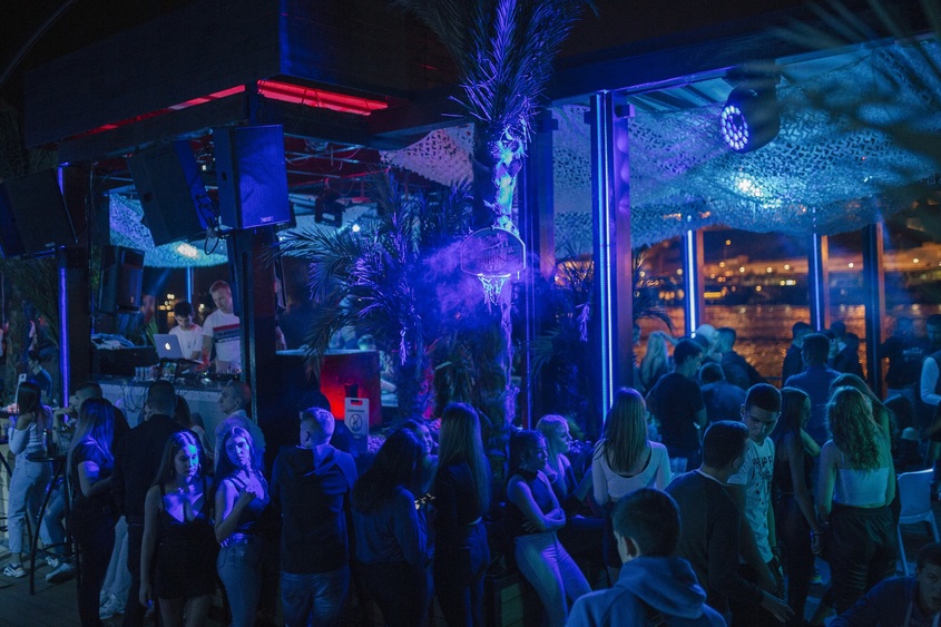 МЗ няма да затваря нощни клубове, но намалява капацитета им