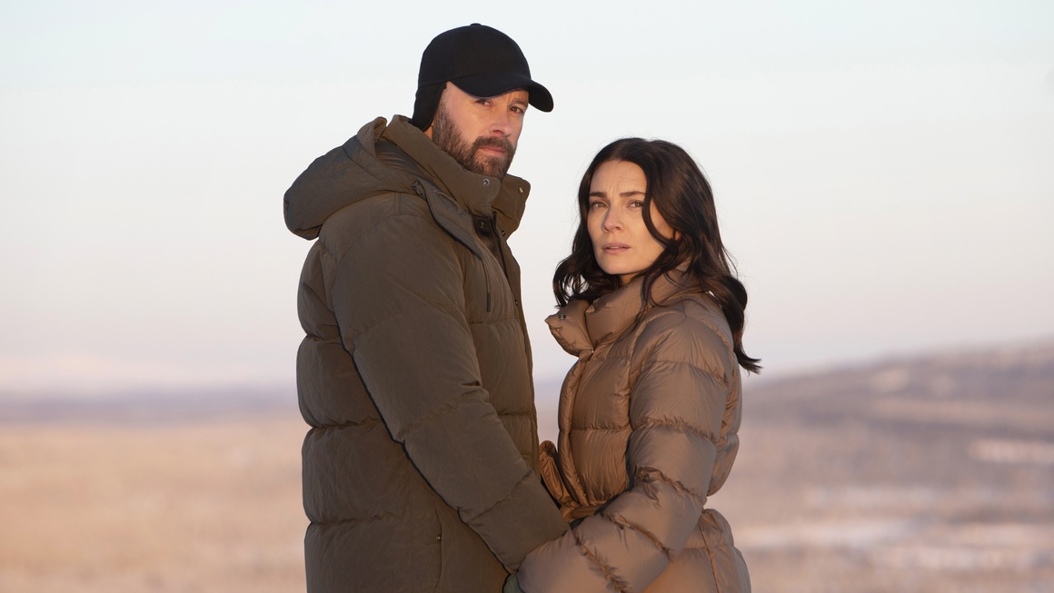 <br><br>
Някои от най-добрите сериали през последните години са създадени по книжни оригинали - Game of Thrones, Boardwalk Empire, Killing Eve, Mindhunter, Big Little Lies, Sharp Objects, Babylon Berlin и т.н. Дали заради дълбочината на литературата (художествена и документална), или заради майсторското пресъздаване на разказа от талантливия кастинг, сериалите по книги са новата сила на телевизията. В галерията можете да видите няколко от най-интересните нови сериали на 2020 г., които са също толкова добри на лента, колкото и на хартия.
<br><br>
<b>Бьорнстад </b>
<br><br>
Швеция, сняг до колене, психологическа драма и необичайно сериозен сюжет за големия писател Фредрик Бакман: Това е сериалът "Бьорнстад", който започна преди седмица по HBO. Историята разказва за живота в малко градче, чиято единствена "тръпка" и надежда за раздвижване е успешният младежки хокеен отбор. Походът на "Мечките" към най-важната победа обаче е белязан от безсмислен акт на насилие, който нанася травма както върху замесените в него и семействата им, така и върху целия град. Какво е да бъдеш аутсайдер в "глутницата", колко тежка може да бъде премълчаната истина и каква е цената на победата?