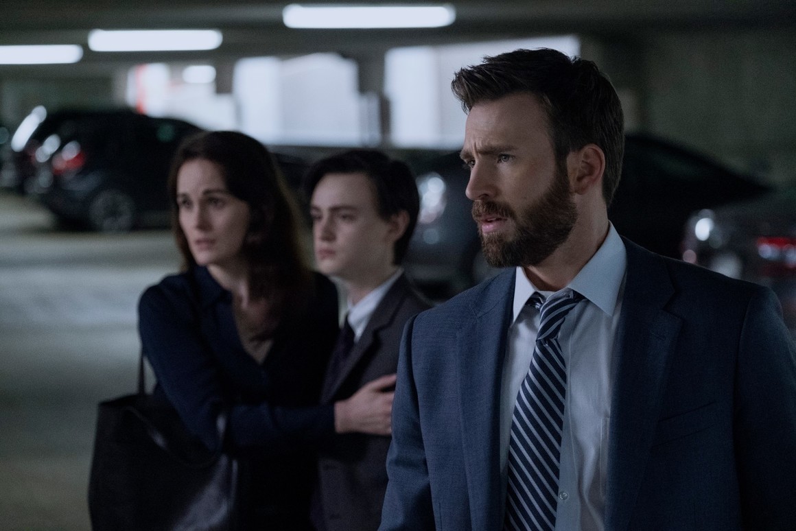 <br><br>
<b>Defending Jacob </b>
<br><br>
Лимитираният сериал с Мишел Докъри и Крис Еванс започва като класически криминален случай и се превръща в сложна психологическа игра. Главният заподозрян за фатално нападение срещу момче от квартала се оказва синът на разследващия прокурор. Магистратът се изправя срещу кризата в собственото си "идеално" семейство, за да разплете истината за смъртта на жертвата. Бестселърът, по който е създаден сериалът, е на криминалния писател и бивш адвокат Уилям Ланди.