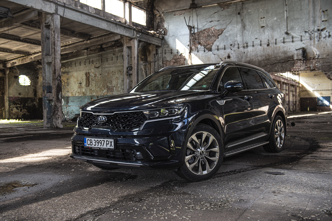 Sorento е най-големият SUV на KIA в Европа и като такъв се състезава с най-големите сред конкуренцията - Land Rover, Hyundai Santa Fe, Mercedes GLB. Можете да избирате между два хибридни мотора и един дизелов, който е предмет на този тест.
