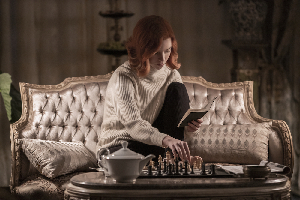 <br><br>
Кой беше сериалът, който ви помогна да преживеете 2020 г.?
<br><br>
Това е въпросът, който "Холивуд Рипортър" задава на внимателно подбрана публика - създателите на най-добрите сериали от последните години, вкл. шоурънърите на Game of Thrones, Watchmen, The Good Fight, Narcos, Ozark, Russian Doll и др.
<br><br>
"Как така само един сериал? Невъзможно. Имаше твърде много страхотна телевизия. Всички нови и стари сериали бяха животоспасяващи", казва Бил Лорънс ("Ted Lasso", "Scrubs" и др.). И е прав: в година като 2020, когато всички трябваше да прекарваме седмици в домовете си, хубавите ТВ-сериали бяха един от спасителните пояси за мнозина от нас.
<br><br>
<b>The Queen's Gambit (Netflix)</b> излиза на първо място като най-силният сериал на годината, посочен от най-много професионалисти в индустрията. Или както казва Кеня Барис (Black-ish):
<br><br>
"Това беше шоуто на 2020. Едновременно беше нещо абсолютно неочаквано и ми даде всичко, което някога съм искала от един сериал".