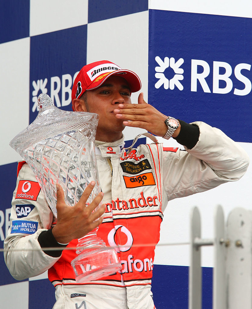 Британецът дебютира във Formula 1 през 2007 и веднага даде заявка за величие. С отбора на "МакЛарън" той се качи на подиума в дебюта си, а в шестото си състезание постигна първа победа. Това се случи в Гран При на Канада.