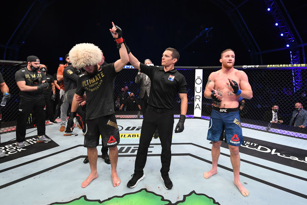 Другото голямо спортно събитие през уикенда бе UFC 254 с мача на вечерта между Хабиб Нурмагомедов и Джъстин Гейджи. Във втория рунд Гейджи се предаде и така Хабиб защити титлата си в лека категория на най-голямата верига за смесени бойни изкуства. <br><br>
Новината обаче дойде след това - непобеденият на октагона руснак обяви, че това е бил последният му двубой в кариерата. По-рано през годината баща му и негов треньор почина след усложнения заради COVID-19 и е обещал на своята майка, че повече няма да се бие без него в ъгъла.