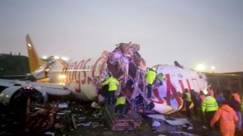 Пътнически самолет се разцепи на три при приземяването си в Истанбул