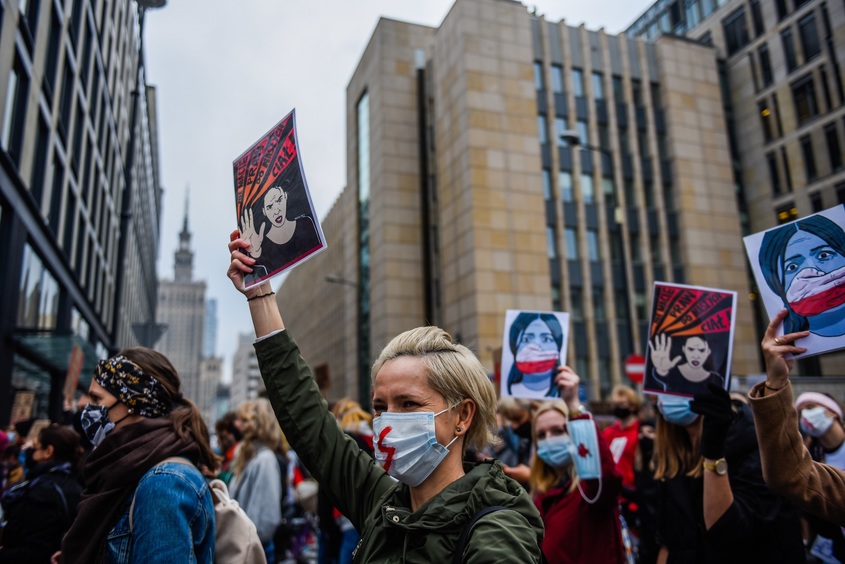 Властта в Полша се готви за отстъпление от тоталната забрана на абортите