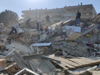 Разрушения и жертви в Измир след силното земетресение край о. Самос