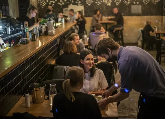 На гости, в бара или в класната стая: Кога Covid-19 става най-опасен