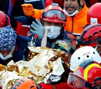 Чудо в Измир: 3-годишно момиче оцеля 65 часа под руините след земетресението