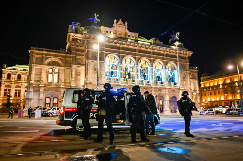 Свидетелски разкази от Виена: "Хората побягнаха, масите в баровете полетяха"