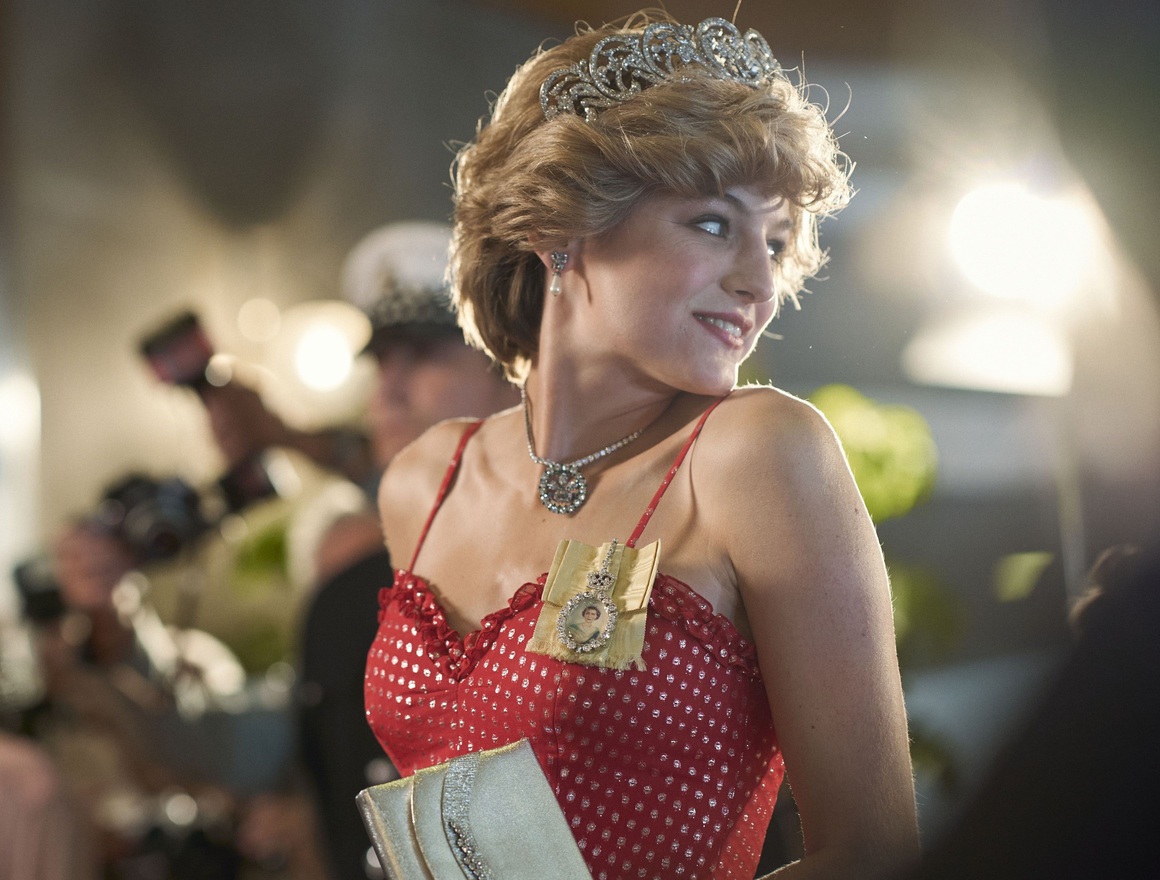 <br><br>
<strong>The Crown</strong>
<br><br>
Историята за възхода и паденията на британското кралско семейство се завръща с 4-ти сезон. Оливия Колман отново е в ролята на кралица Елизабет II, а сюжетът се прехвърля в 80-те години - Маргарет Тачър вече е на власт, а младият принц Чарлз открива бъдещата си съпруга. Нямаме търпение да видим Джилиан Андерсън в образа на Желязната лейди, а Ема Корин ще направи дебюта си в телевизията с ролята на принцеса Даяна. Премиерата е на 15 ноември по Netflix.