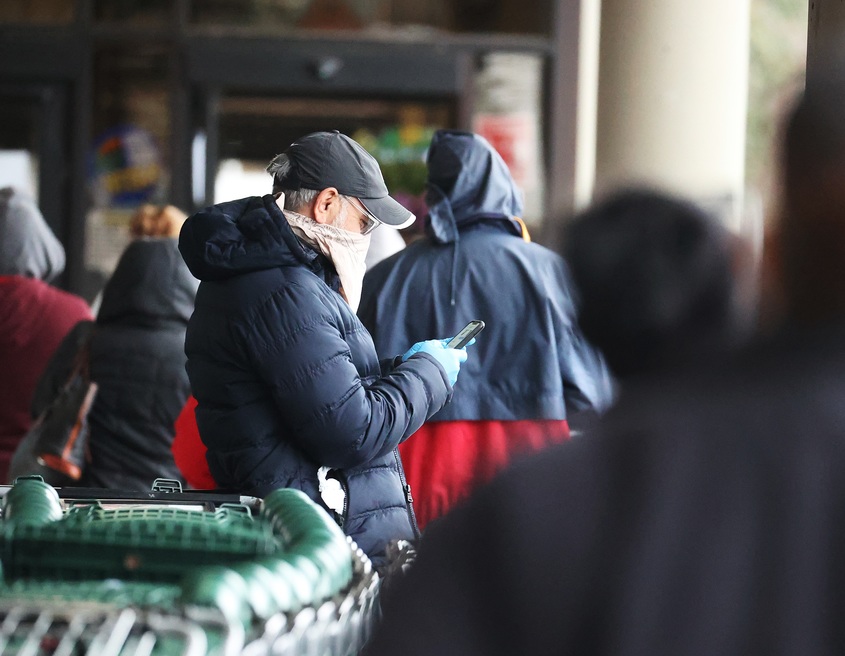 Промяна: Възрастните хора в София ще пазаруват от 8 до 10 ч.