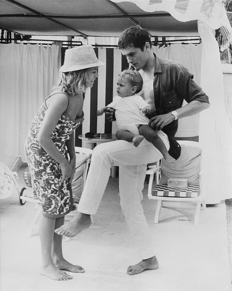 Ален се жени за Натали Бартелеми през 1964 г. и двамата са заедно до '69. Тя ражда първия син на актьора - Антони. На снимката от 1965 г. тримата са в Монте Карло.