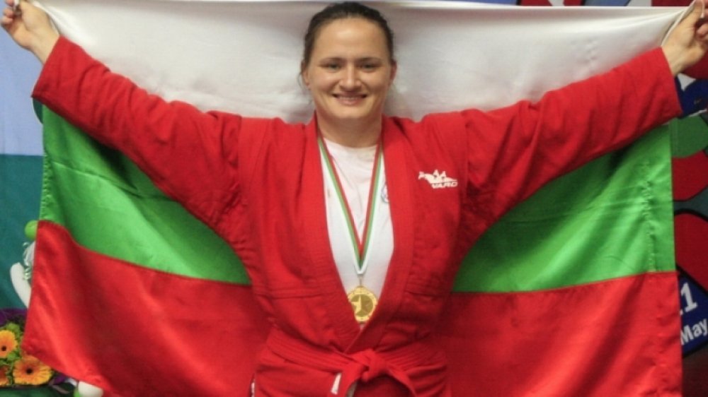 От футбол - към самбо и Мария Оряшкова, която спечели рекордна шеста световна титла след триумф над беларускинята Светлана Тимашенко във финалния двубой в категория до 80кг на шампионата в Нови Сад.