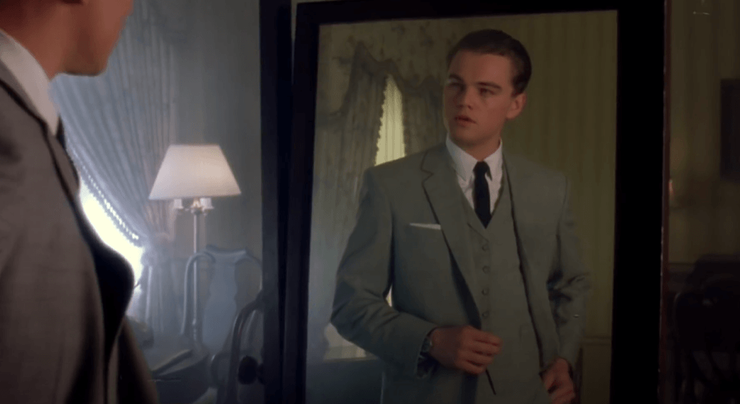 "Хвани ме, ако можеш" (Catch Me If You Can) - 2002 <br><br>
Едва на 21 години, Франк (Ди Каприо) вече е фалшификатор, който се представя за лекар, адвокат и пилот. Агентът на ФБР Карл (Том Ханкс) е завладян от идеята да арестува младия измамник. Историята е по истински случай. <br><br>
За да изиграе ролята на Франк Абагнейл, Лео е толкова голям перфекционист, че се сближава с мошеника в реалния живот и дори го кани в дома си.