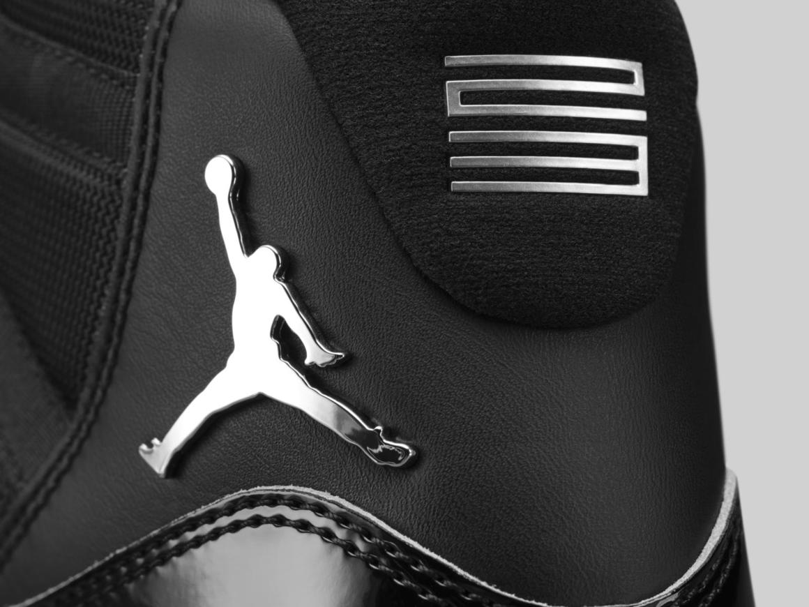 Специфичното е сребристото лого Jumpman и избродираното „23“ на петата – номерът на легендарния баскетболист. На стрелката пък има принтирано „25“, за да бъде отпразнувана годишнината - „25 години величие“. На езика също има надписи Jumpman и Jordan. Извън сребърните мотиви маратонките са изцяло черни с естествена кожа отгоре.