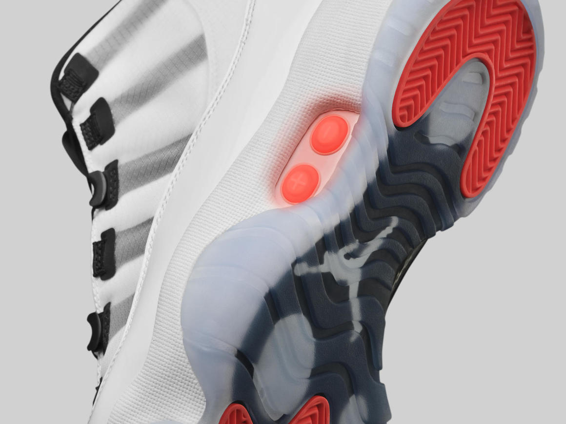 С Adapt Nike изпълни дългогодишната си мечта да създаде обувка, която е без връзки и се адаптира по крака на носещия я. Освен това чрез апликацията на Adapt гордият собственик на маратонките може да персонализира цвета на бутоните Adapt.