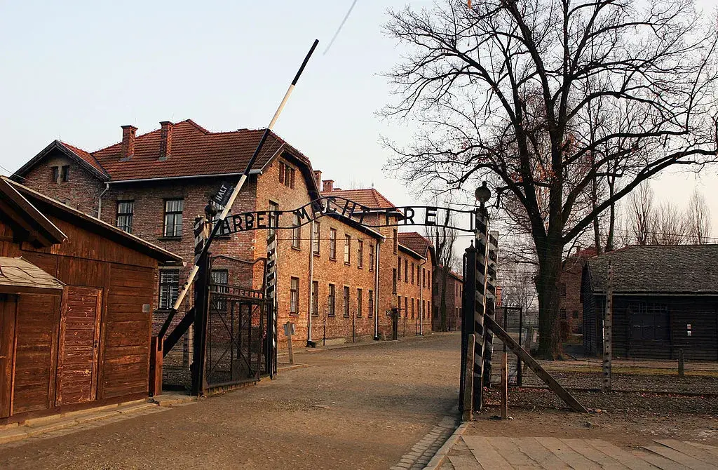 "Arbeit macht frei": Какво значи репликата на Борисов и защо е окачена над входа на Аушвиц
