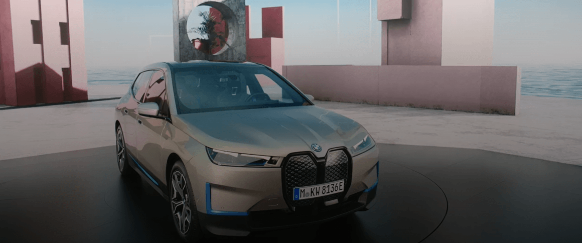 Новият модел има отпечатъците на BMW X5, височината на BMW X6 и размер на колелата като този на X7. <br><br>
Дръжките на вратите са напълно вградени, а фаровете са по-различни. Всичко това създава нова идентичност. От компанията не искат „хората да си кажат, че това е новото BMW, а че това е BMW iX“.