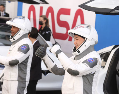 Първата оперативна мисия на SpaceX и NASA е факт: Четирима астронавти полетяха към МКС