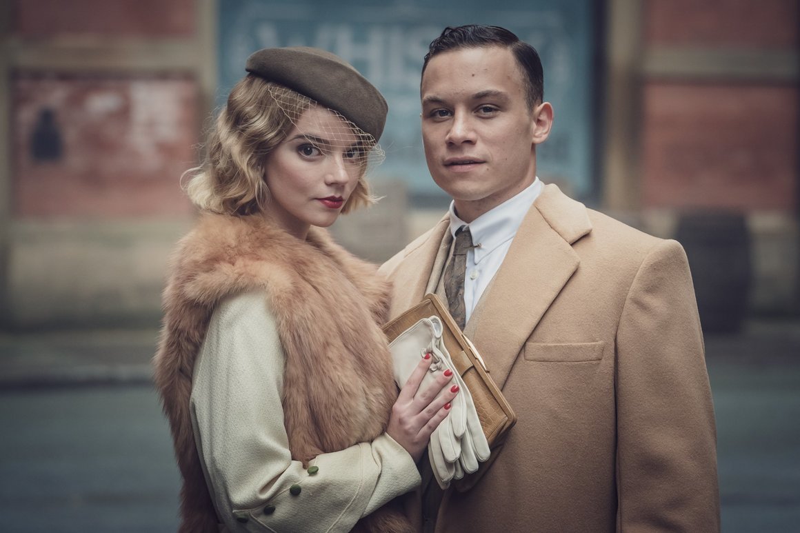 <br><br>
Peaky Blinders (2019)
<br><br>
The Queen's Gambit не е първият сериал на Netflix, в който Аня Тейлър-Джой играе. Последният сезон на Peaky Blinders я показва в ролята на Джина Грей, амбициозната съпруга на Майкъл Грей (главен счетоводител на "Шелби къмпани"). След краха на Уол Стрийт през 1929 г. двойката се премества от САЩ в Бирмингам, докато героинята на Тейлър-Джой притиска мъжа си да поеме по-голям контрол върху бизнеса на Шелби и да се опита да отстрани Томи (Килиан Мърфи) от върха на групировката.
