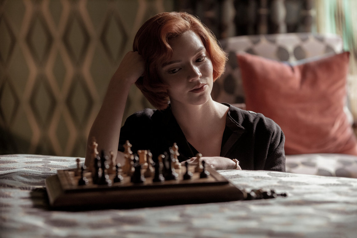 <br><br>
Ако жената, за която мислите подарък, е фенка на Queen's Gambit, дъска за шах, придружена с няколко урока, е доста добра идея. <br><br>Могат да се поръчат и българска дъска и фигури с утежнения, които са ръчно правени от дърво. Намерихме такива в сайта oreshak handmadе, който е под 100 лева, а в ozone.bg - един доста луксозен комплект, който тежи 9 килограма. За уроци могат да ви помогнат от chessacademybg.com, където има безплатни уроци и онлайн видео курсове.