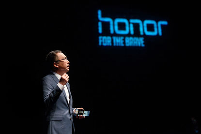 Huawei продаде марката Honor, за да я спаси