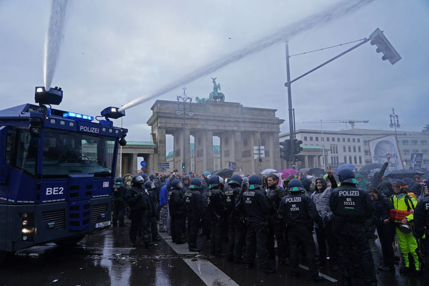 Берлин протестира срещу Covid-мерките, полицията се намеси с водни оръдия