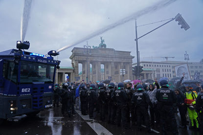 Берлин протестира срещу Covid-мерките, полицията се намеси с водни оръдия